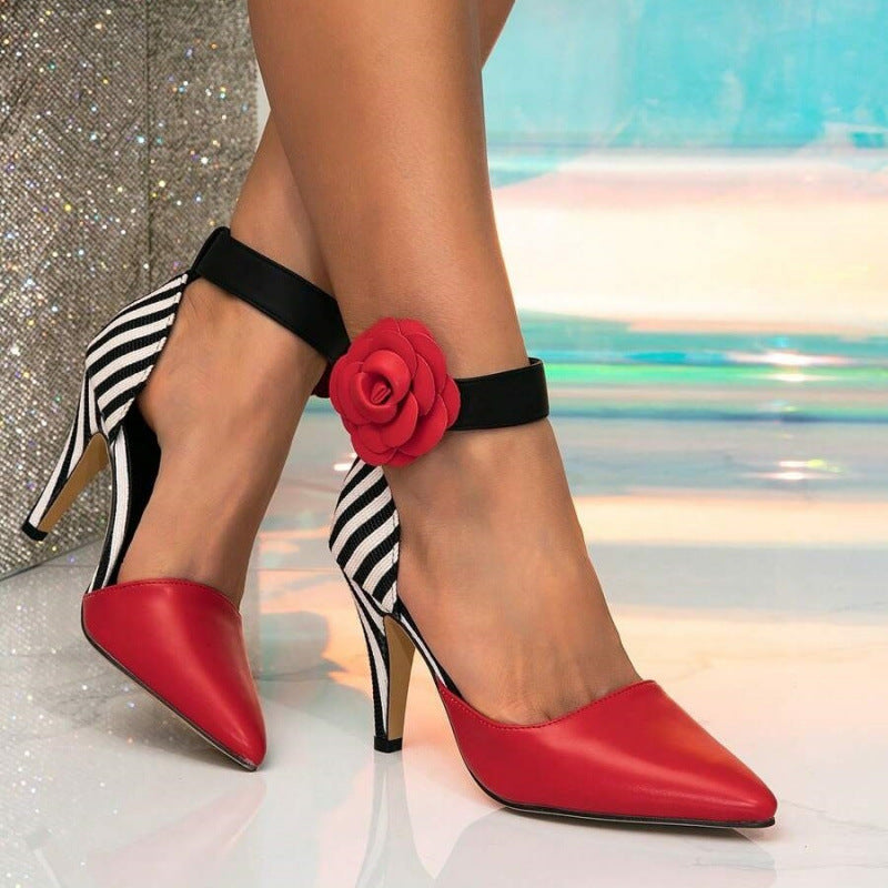 Comfortable And Versatile Black Chunky High-heel Pumps With A Bold Red Floral Design